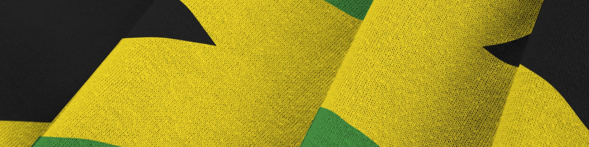 Primer plano de un tejido con un estampado de rayas verdes, amarillas y negras.