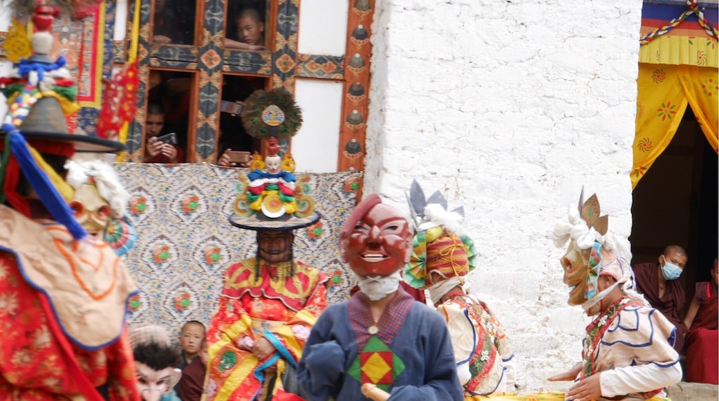 Atsara, man of the day at ever tshechu in Bhutan :)
#bhutan #nimalung #tshechu #bumthang