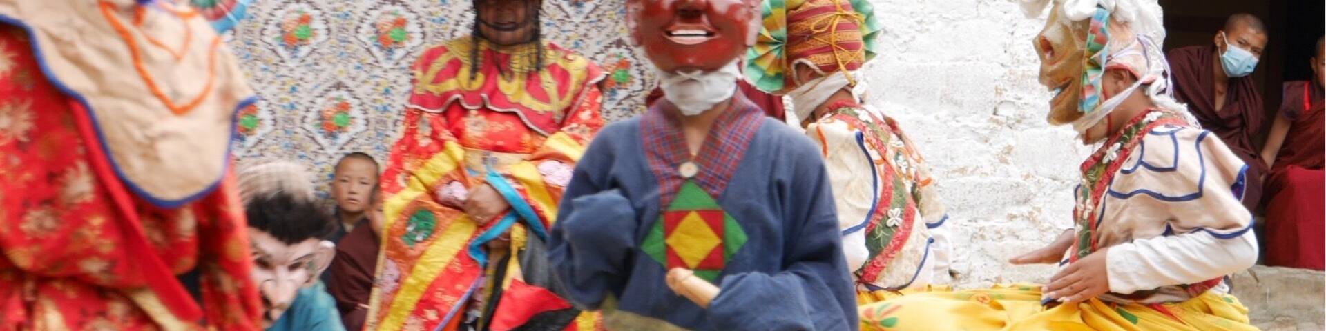 Atsara, man of the day at ever tshechu in Bhutan :)
#bhutan #nimalung #tshechu #bumthang