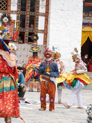Atsara, man of the day at ever tshechu in Bhutan :)
#bhutan #nimalung #tshechu #bumthang