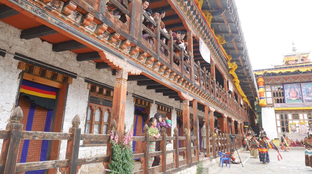 Locals watching Nimalung Tshechu at Nimalung Lhakhang
#bhutan #nimalung #tshechu #bumthang