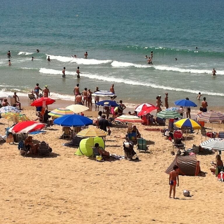 Fantastic beach! White sand and nice big waves, good atmosphere and a tasty beachculture in generel. A lot of restaurants but not too much tourist circus. 
