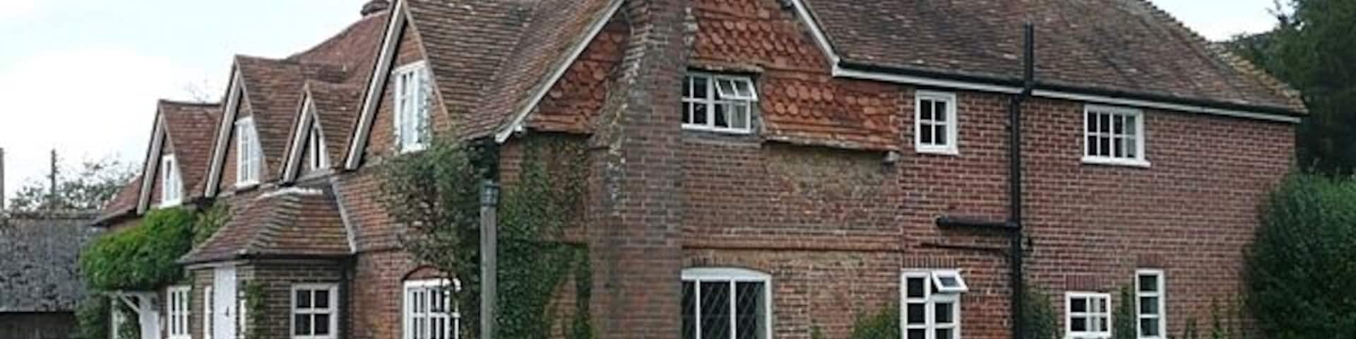 Houses next to Bucklebury church A mixture of eras here, but unusually all brick and tiles, no flint.