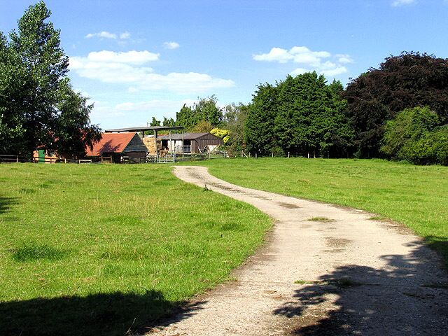 Farmland near Curridge: Lanolee Farm. This farm is on the north east side of Marsh Lane, in the north eastern section of the square. The square is all farmland, with some residences spread around the area.