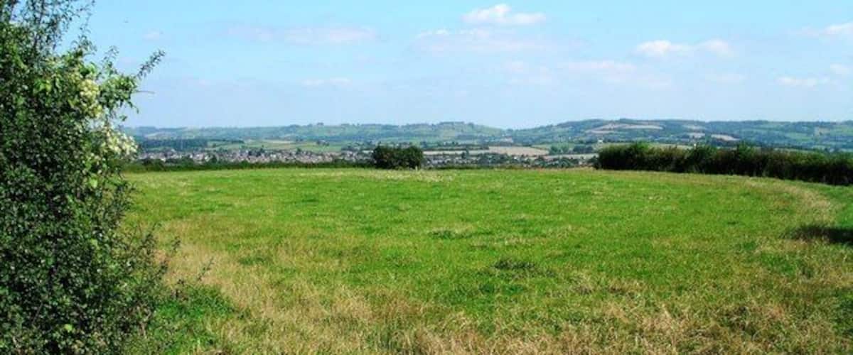 Longwell Green Easterly views towards Oldland Photo is taken at a stile on a public footpath junction in the corner of three fields with a view east across a field towards Oldland