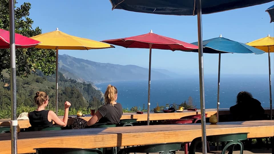 Make sure to stop here for the most breathtaking view. Food and drinks decent. Architecture and setting A+