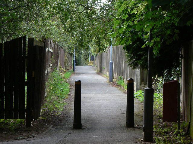 Footpath near Claremont Avenue This is part of a network of old-established footpaths between Beeston and Bramcote.