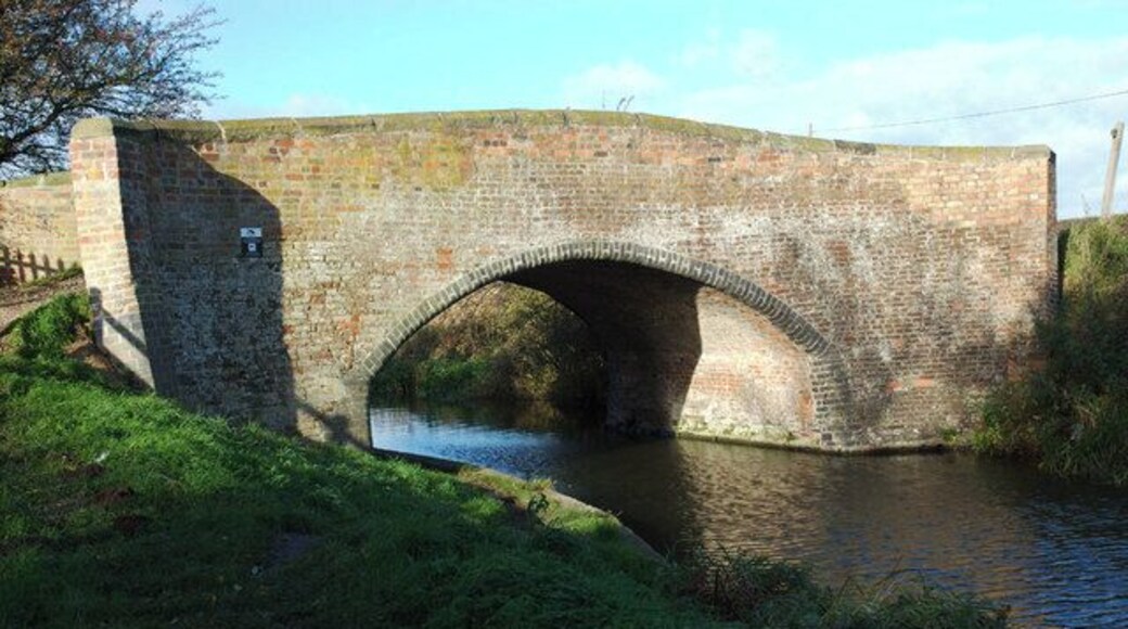 Deepdale Bridge Deepdale Bridge (number 17) over the Trent & Mersey canal between Barrow and Sinfin, just off Deepdale Lane.