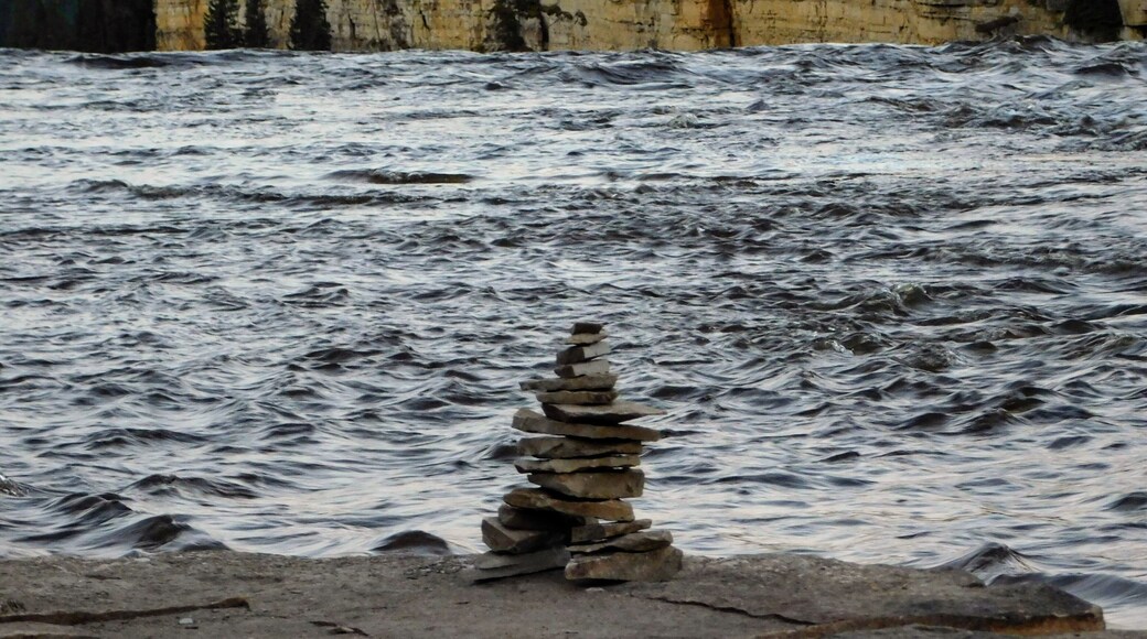 Here, you can walk along the top of the falls, with an spectacular view, and find cute inuksuk's along the way.