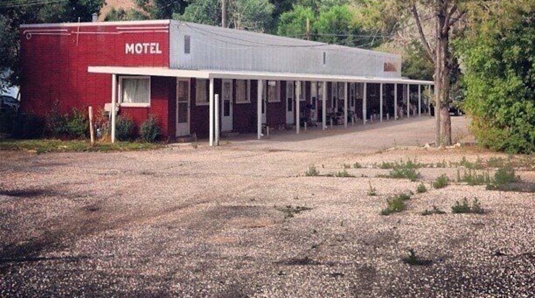 Empty motel in Echo. There are no longer any service in echo, but the following still stand: Motel, strip mall, drive in, & schoolhouse.