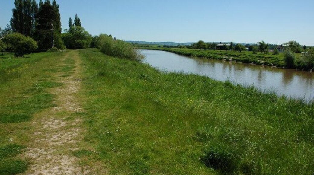 Gloucestershire Way at Minsterworth At Minsterworth the Gloucestershire Way follows the bank of the River Severn; the Severn Way follows the opposite bank.