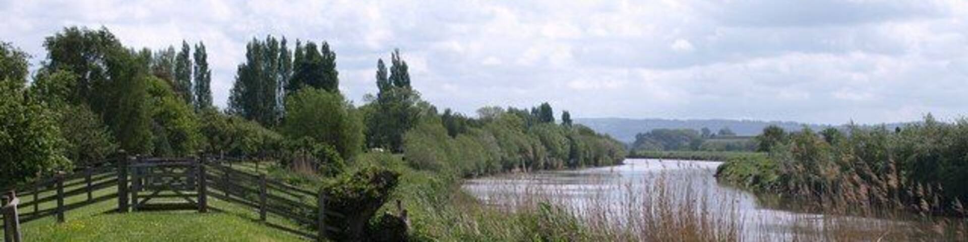 River Severn at Minsterworth. Looking upstream from the Gloucestershire Way, here following footpath EMW7/1 and having to negotiate a succession of gates through fences along the levee. Technically the path diverts down to the left around here, aiming for 118827, but the last gate onto the lane by the church was impassable when I tried to follow the correct route.