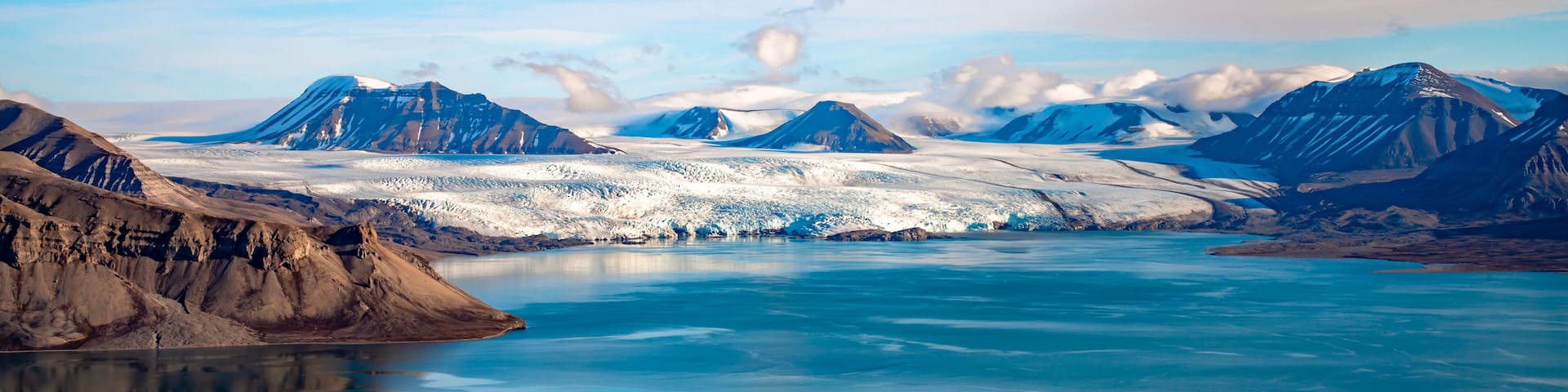 Blick von der Pyramide auf den Nordenskiöld Gletscher neben der verlassenen russischen Exklave Pyramidia im Billefjord auf Spitzbergen