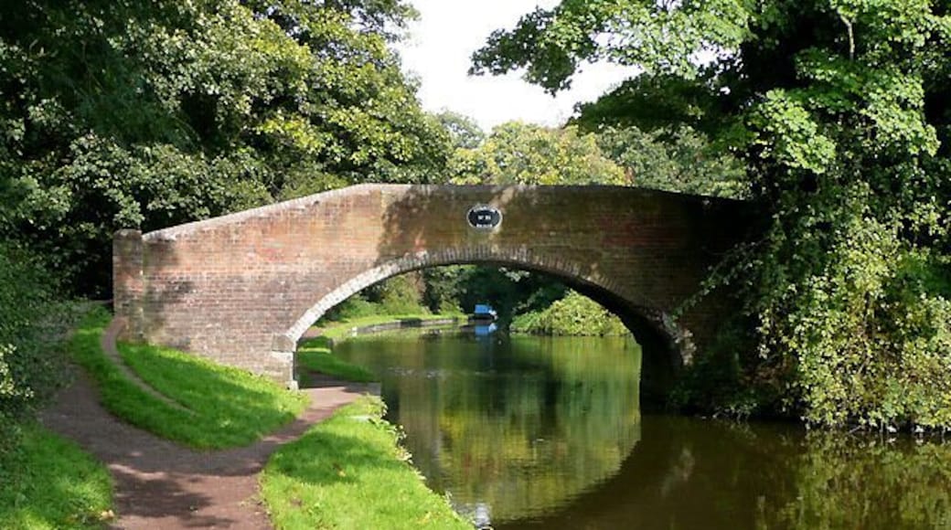 Stourton Bridge No 33, Staffordshire and Worcestershire Canal Beyond the bridge is Stourton Junction. Turn right to Stourbridge, Netherton Tunnel and Birmingham; go straight on for Wolverhampton, and the Potteries and the north (via the Trent and Mersey canal).