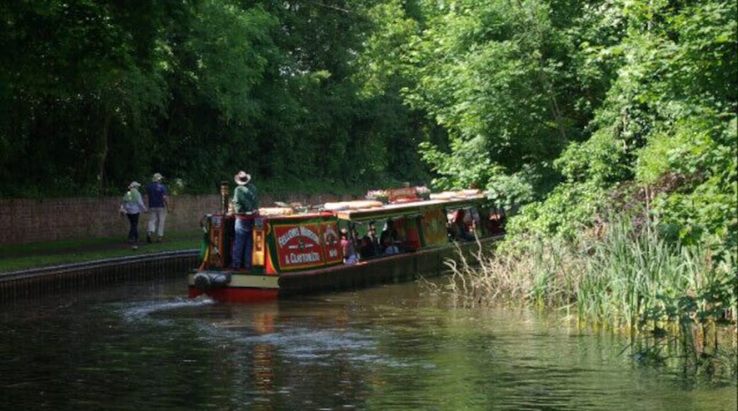 Stourbridge Canal, Stourton The Blackcountry Man, a trip boat from Stourbridge, heads down the Stourton flight.