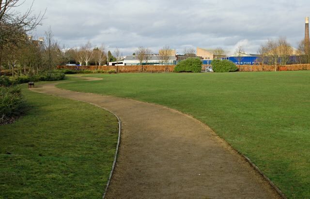 Guardbridge Green Small green between the main road and the war memorial. Further on can be seen the southern end of the paper mill.