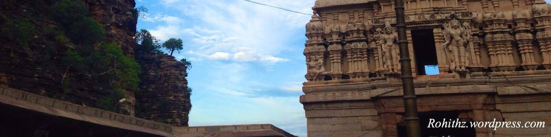 Un templo con intrincados grabados y un cielo despejado.