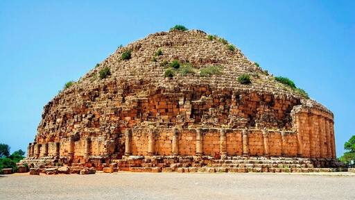 This lost pyramid in northern Africa is the burial tomb of Numidian king Juba II and his wife, Cleopatra Selene II (daughter of Cleopatra of Egypt and Mark Antony). Due to its poor maintenance, it is currently on the list of endangered UNESCO World Heritage Sites.
Access to the site is off the highway between Algiers and the nearby Roman city of Tipaza.