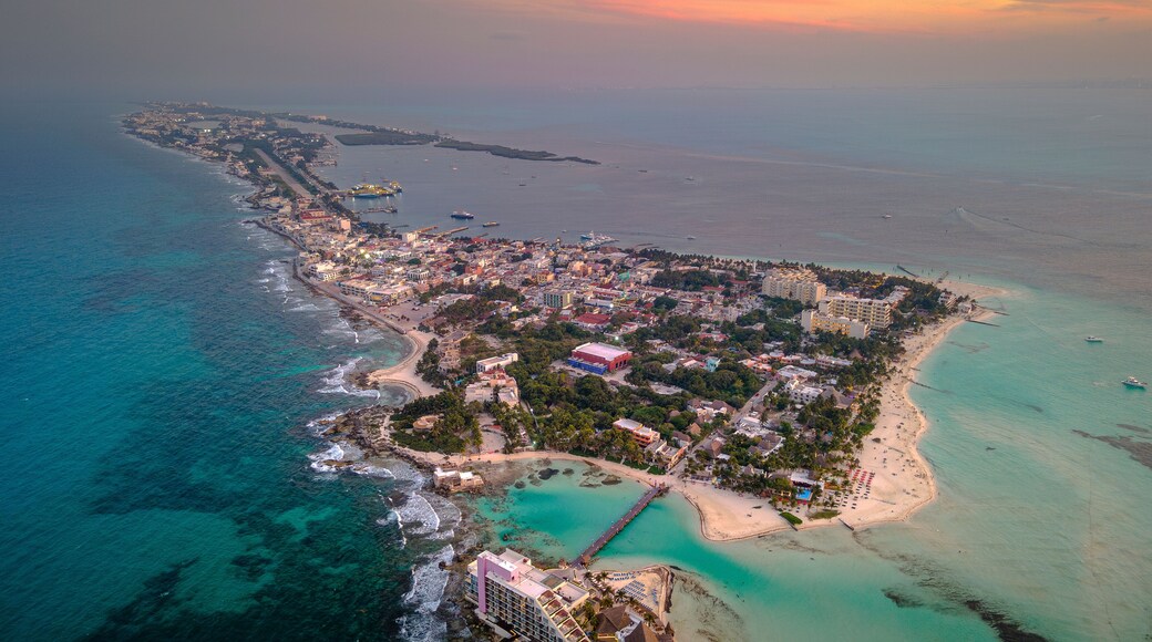 Toma aérea de Isla Mujeres, en Quintana Roo México.