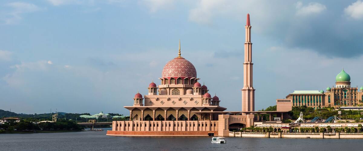 Panorama view of Putrajaya Mosque and Perdana Putra .
