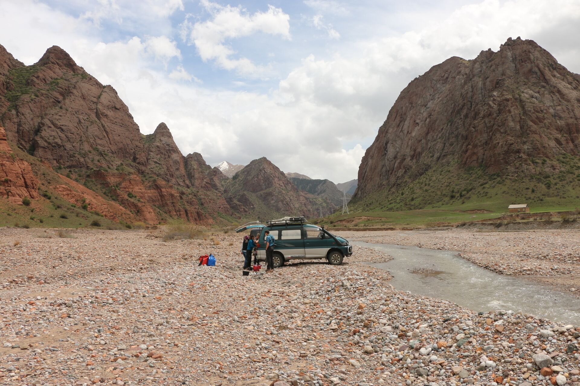 Путь к перевалу Кара-гиче и высокогорному озеру Санколь.