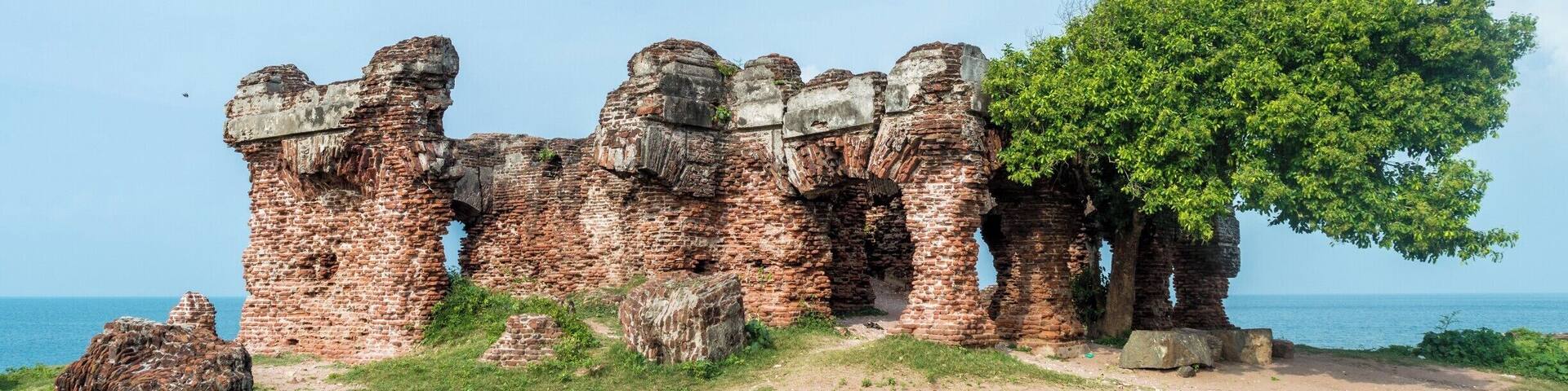 Doric Bungalow is located on the edge of a cliff pointed towards the sea. This is the house of the first Governor of Sri Lanka. The ruins say how strong it used to be in the past with thick brick walls. It is absolutely a great bungalow with the view of the Indian Ocean around.
#stunningstructures