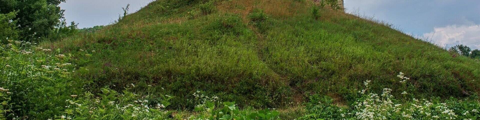 Сastle-ship
On the hill, washed by tributaries Zbuch, towering castle ship. This name he received because of the elongated shape, resembling a brigantine sailing amidst a sea of greenery.
This stronghold in the middle of the 17th century erected Hetman Kalinowski, who gave his residence here. For a long time the majestic castle was Sidorovsky severe defensive structures, but at the end of the 17th century Turkish troops nearly destroyed the fortress. The building was restored, but the surviving towers were only three.
During the last war the castle has undergone considerable damage. Today well preserved walls of the castle and the northern tip of watch tower, which attract lovers of antiquity.