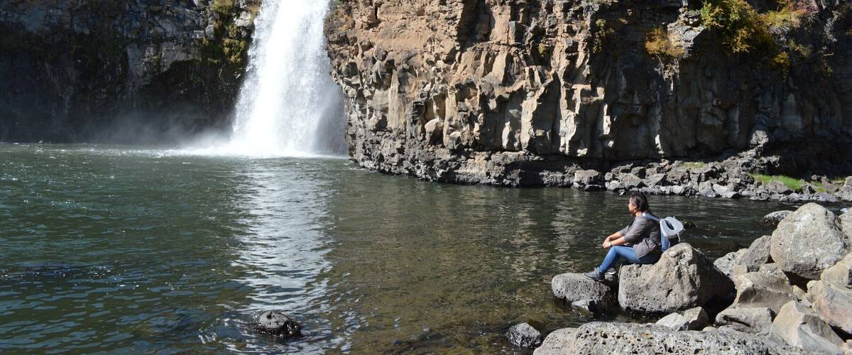 It's an unique formation, result of an earthquake 20.000 years ago. You can see the waterfall from above but to see the view shown in the picture you have to climb down through a pretty rocky road.