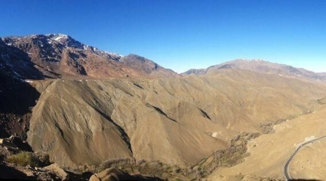 One of the best experiences: crossing the Atlas, from Marrakech to the desert, through villages incommunicado, in which even people find it unusual to see tourists: culture, rural tourism, nature , mountaineering, cruise ... #LifeAtExpedia