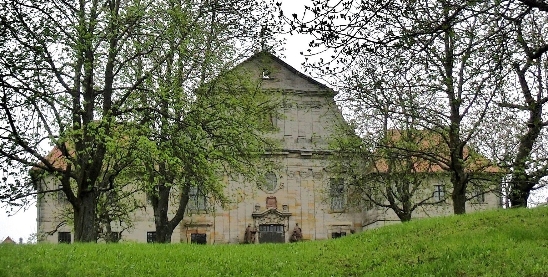 Speinshart, Barbaraberg, Fassade der ehemaligen Wallfahrtskirche St. Barbara