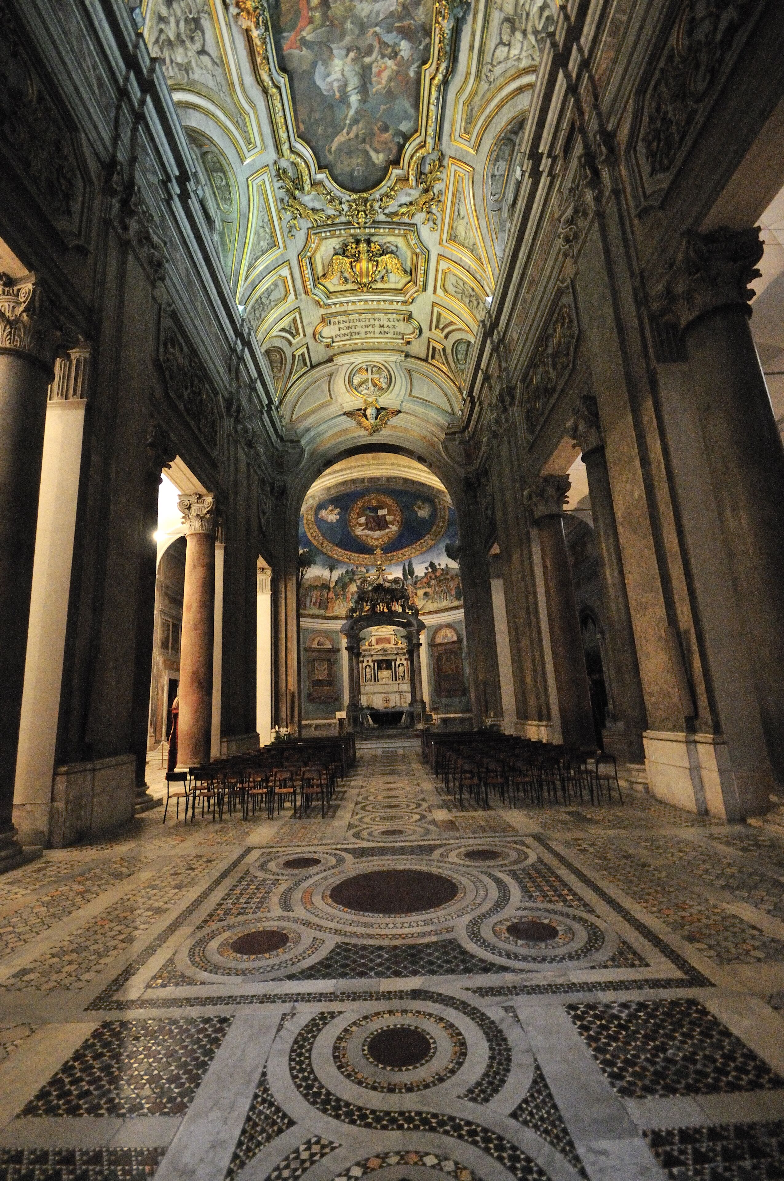 Ein reich verzierter Kirchenraum mit Mosaikboden und einer großen Kuppel in der Mitte.