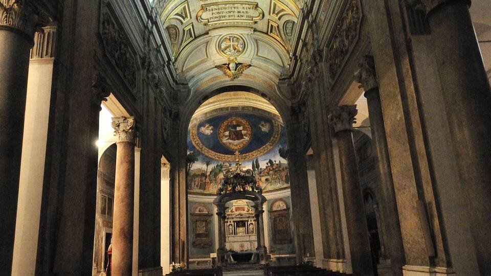 Ein reich verzierter Kirchenraum mit Mosaikboden und einer großen Kuppel in der Mitte.