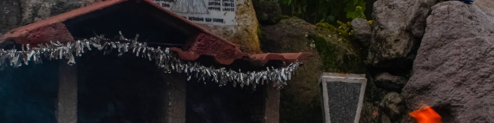 candelas de colores entre fuego en altar maya