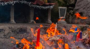 candelas de colores entre fuego en altar maya