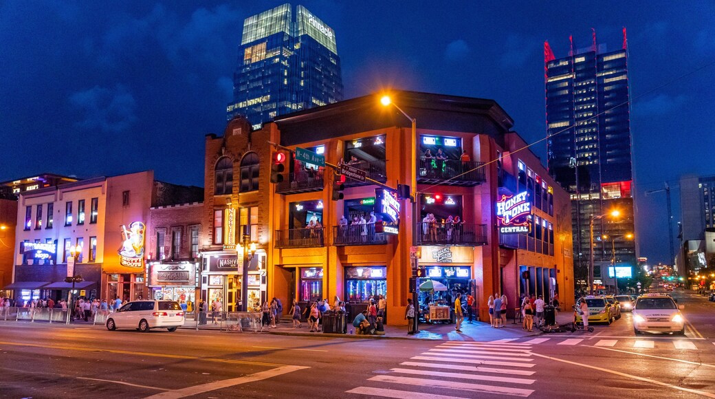 Nashville Broadway showing nightlife, night scenes and street scenes