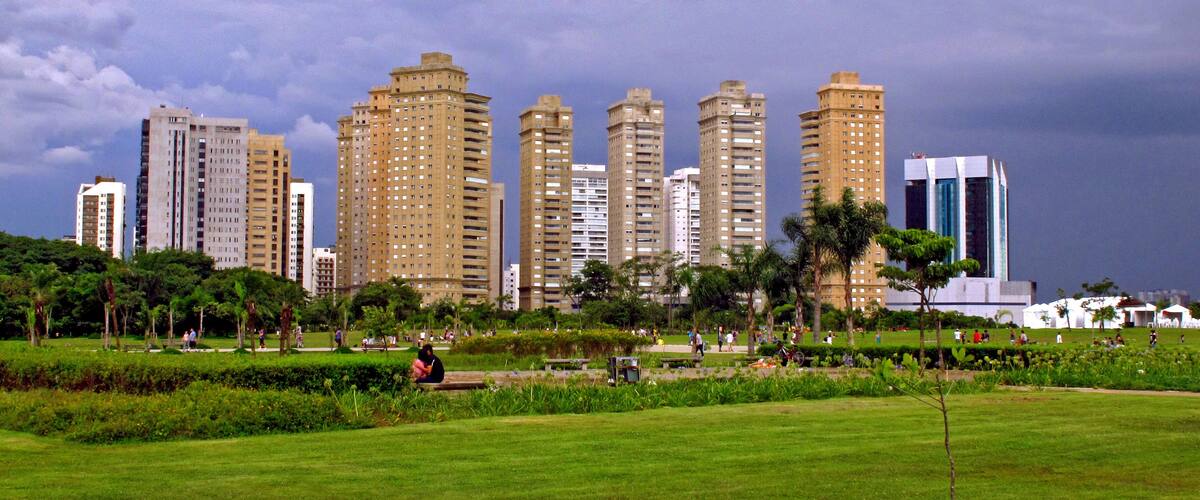 Predios de apartamentos e Parque Villa Lobos. Sao Paulo. Brasil