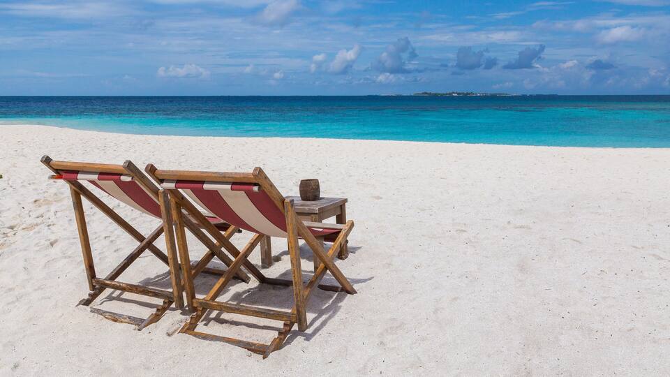 Strandstühle am Strand Atoll Insel Malediven