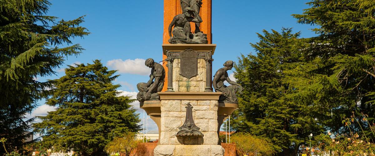 Bathurst War Memorial Carillon featuring a statue or sculpture