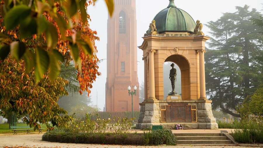 Bathurst War Memorial Carillon featuring a statue or sculpture