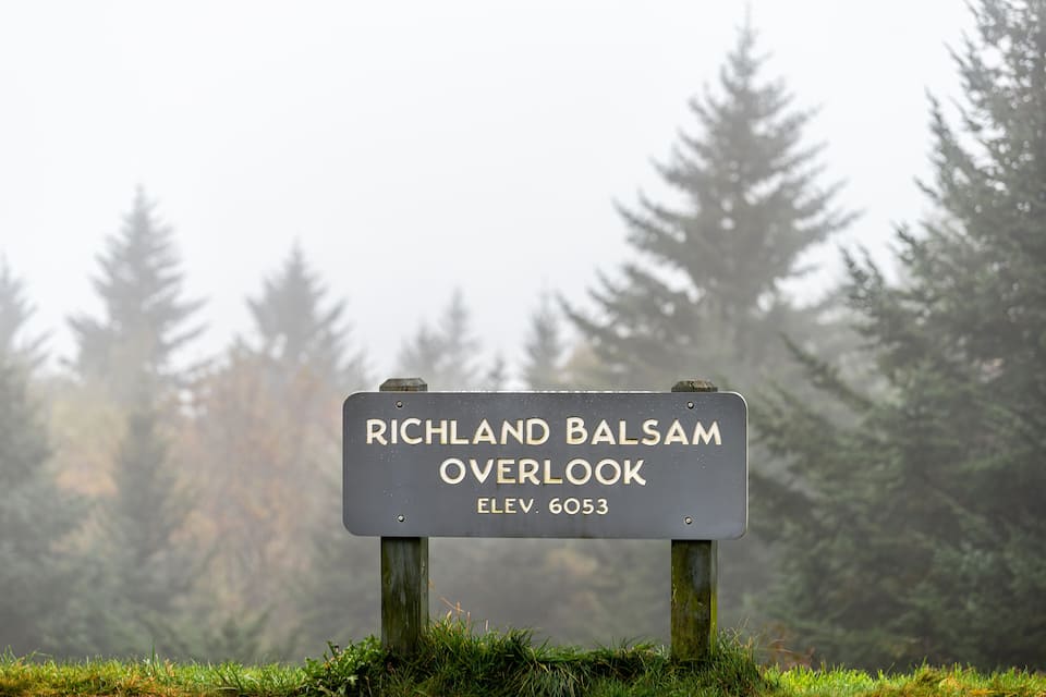 En skylt med texten ”Richland Balsam Overlook” och angiven höjd: 6053.