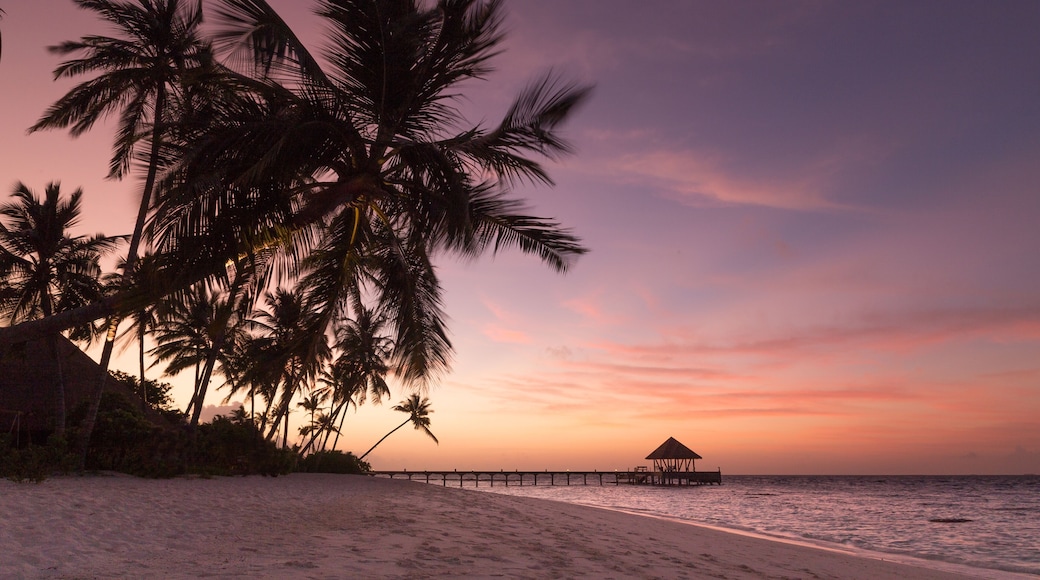 Sonnenuntergang am Strand Atoll Insel Malediven