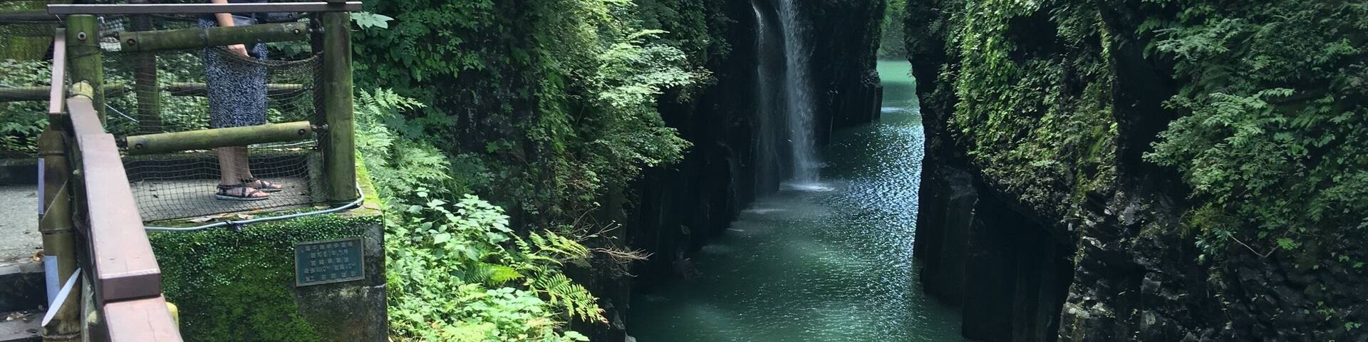 Three months ago there was a major earthquake which hit Kumamoto. Takachiho Gorge is in Kumamoto prefecture. I was scheduled to arrive some 2 weeks later but had to postpone trip till now coz many roads were damaged.
Currently some part of this gorge is still closed. The boat rowing below also closed as water is too high I was told. Still, it's been a place I had wanted to see for many years and am happy to finally made it and hence marked the completion of my tour of all the 47 prefectures of Japan! Hurray!!!
Without the boats and people in the water, it is a little difficult to appreciate how big the gorge is! May be next time!
#endlesssummer