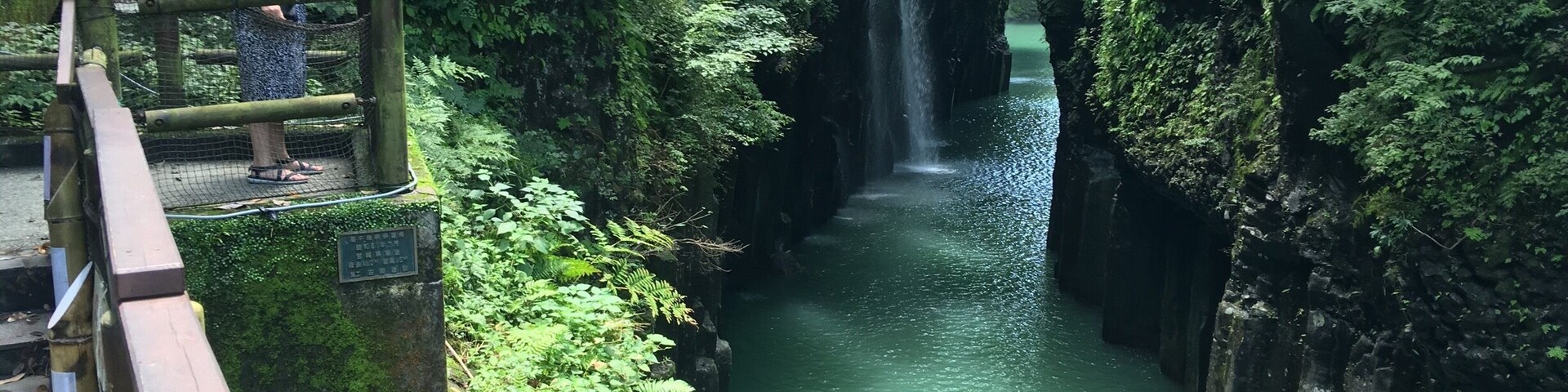 Three months ago there was a major earthquake which hit Kumamoto. Takachiho Gorge is in Kumamoto prefecture. I was scheduled to arrive some 2 weeks later but had to postpone trip till now coz many roads were damaged.
Currently some part of this gorge is still closed. The boat rowing below also closed as water is too high I was told. Still, it's been a place I had wanted to see for many years and am happy to finally made it and hence marked the completion of my tour of all the 47 prefectures of Japan! Hurray!!!
Without the boats and people in the water, it is a little difficult to appreciate how big the gorge is! May be next time!
#endlesssummer