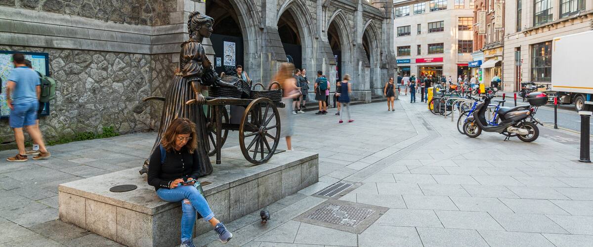 Molly Malone Statue featuring a city, heritage architecture and street scenes