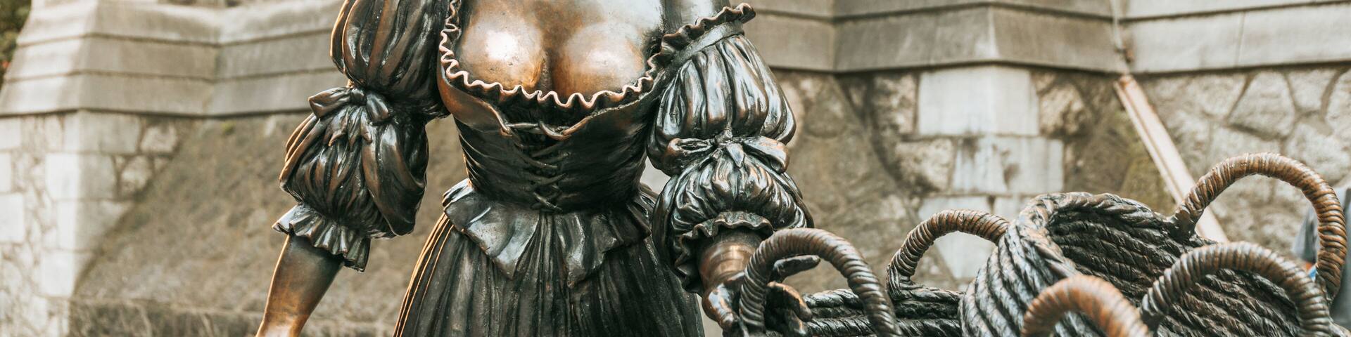 Molly Malone Statue showing a statue or sculpture