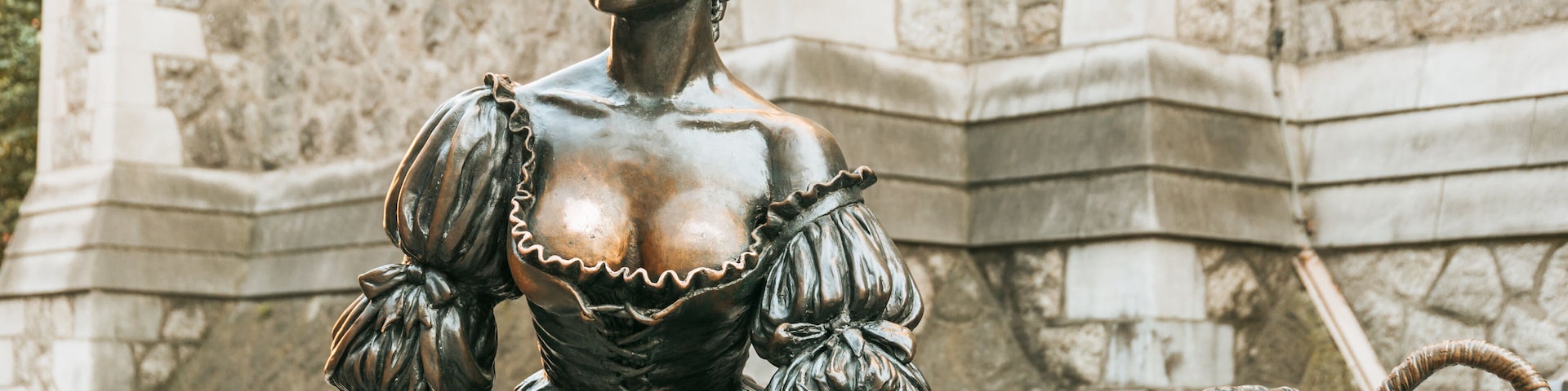 Molly Malone Statue showing a statue or sculpture