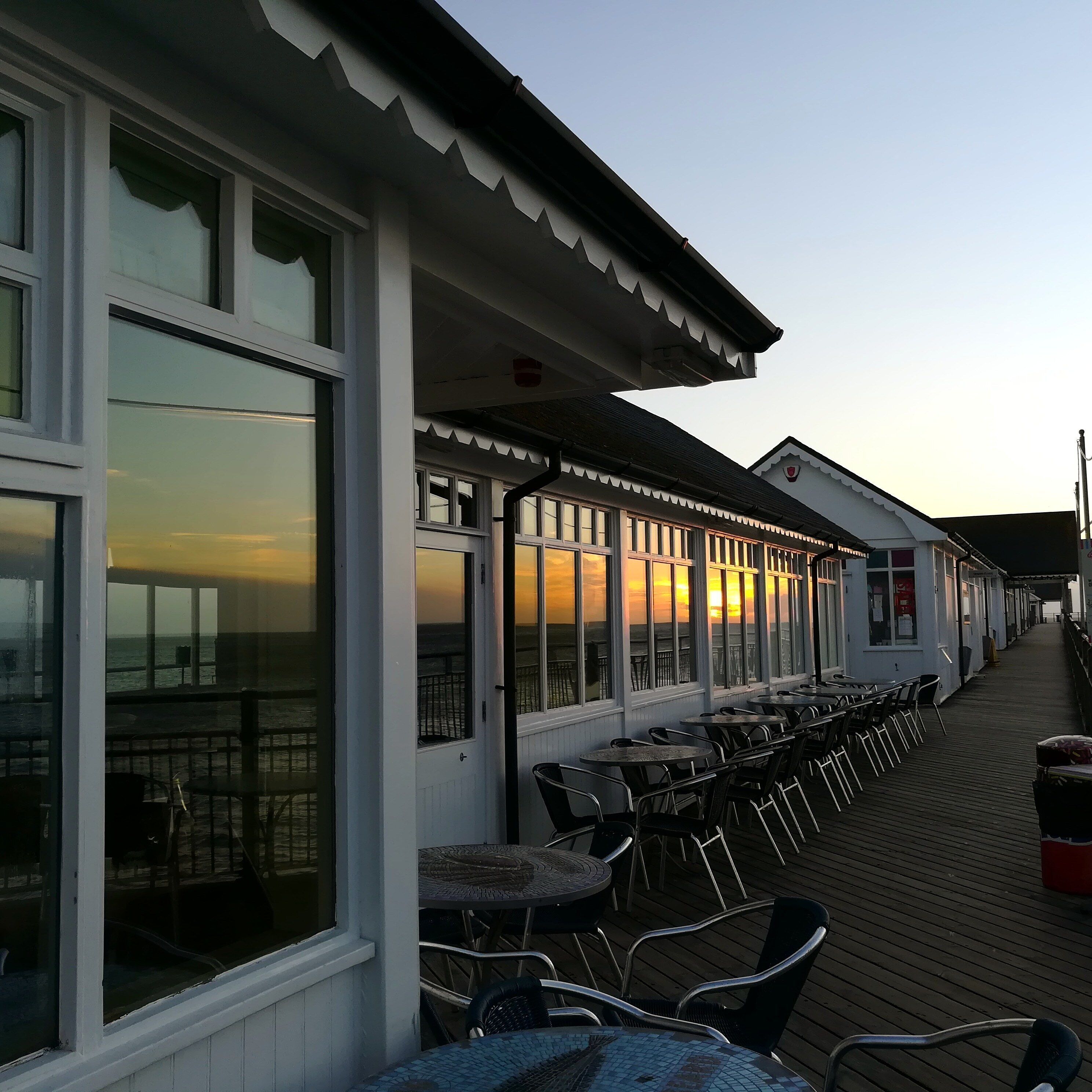 When you're the only person on the pier with this view, you wonder why no one else has gotten out of bed for sunrise!
I loved the reflections in the windows

#suffolk #sunrise #nature 