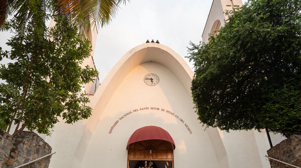 Eingang einer Kirche mit einer Uhr, Stufen und einem Schild mit der Aufschrift 'Santo Señor de Petatlán, Gro, Mexiko'.