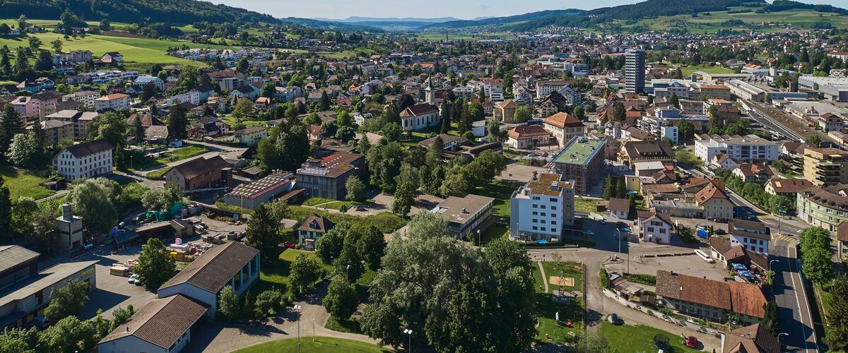 Luftaufnahme mit Blick in Richtung Norden auf die Gemeinde Reinach AG, im Wynental. Bezirk Kulm