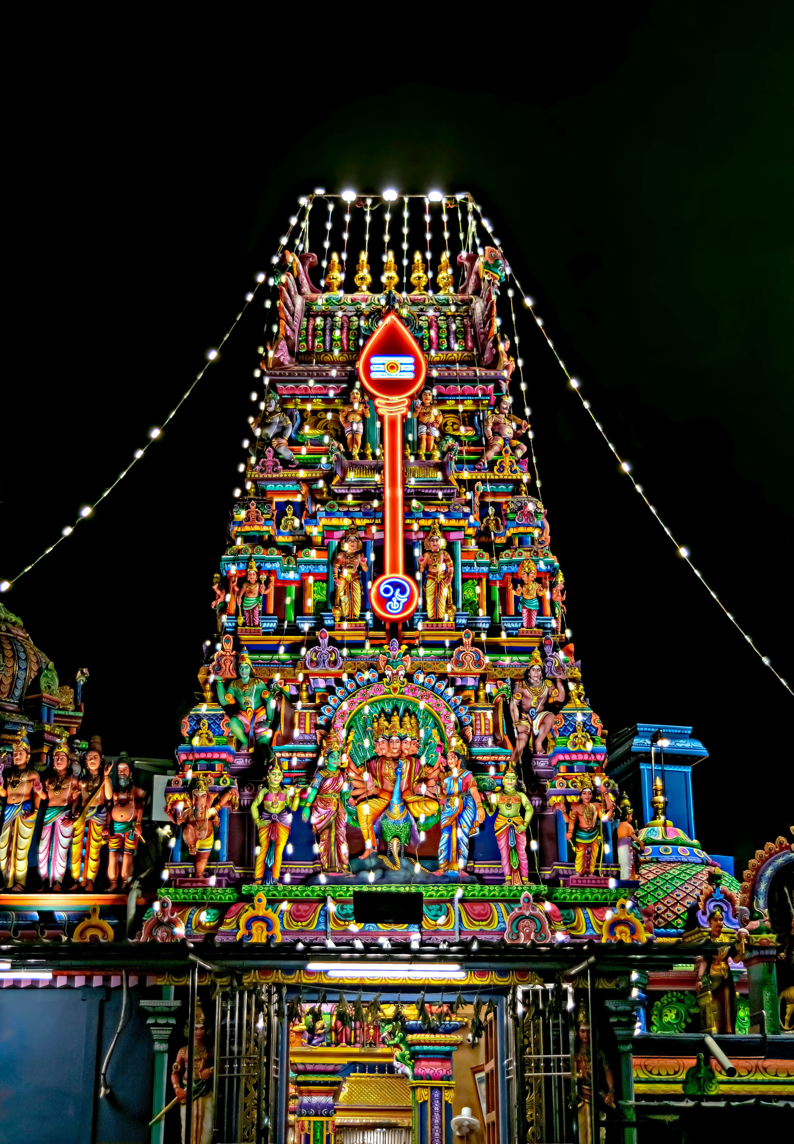 Un templo muy iluminado con múltiples estatuas y diseños intrincados.